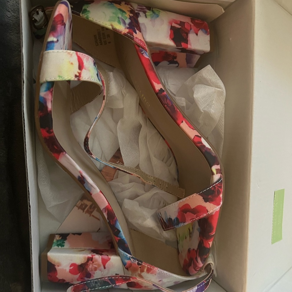 Women’s size 8 Dream Pairs Chunk Floral 3” heeled sandals